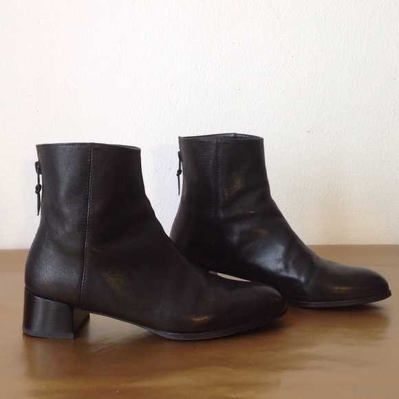 SOLD!! Stuart Weitzman Modesto black leather boots