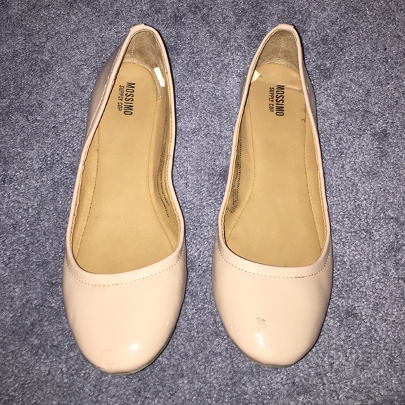 Cute nude flats!