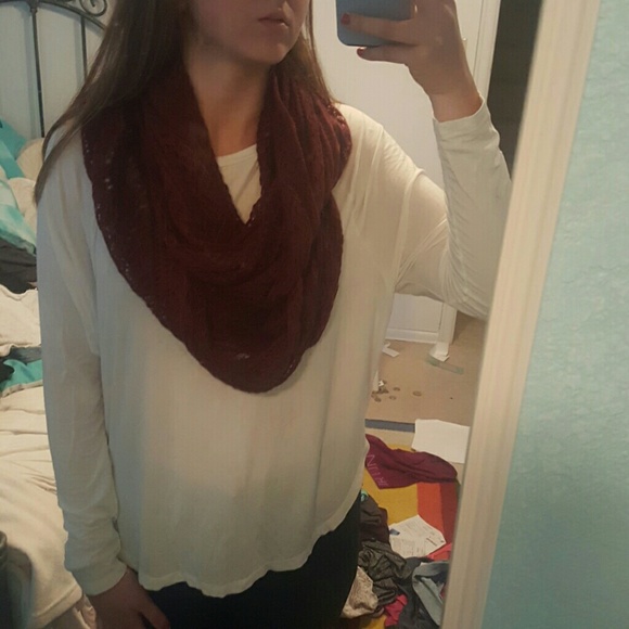 Burgundy infinity scarf - Picture 1 of 3