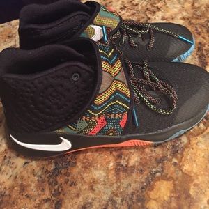 Nike Boys shoes size 5. Kyrie 2 limited addition.