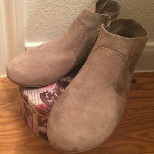 Xappeal tan suede boots