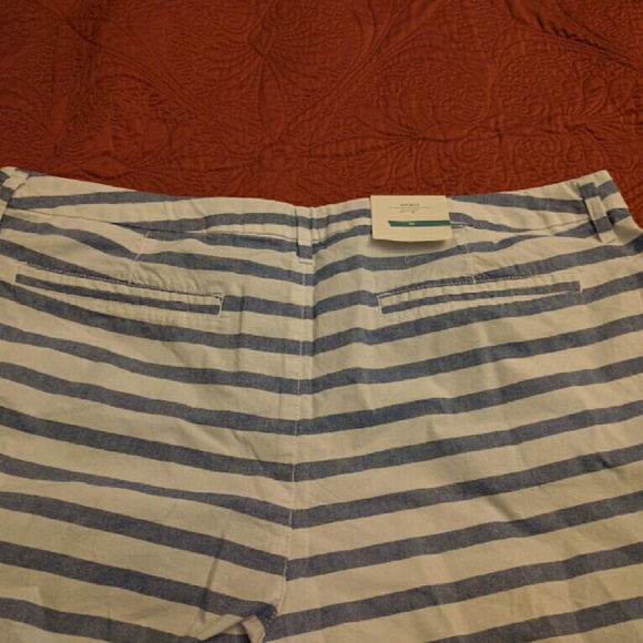 NWT Old Navy White and blue striped shorts - Picture 3 of 4