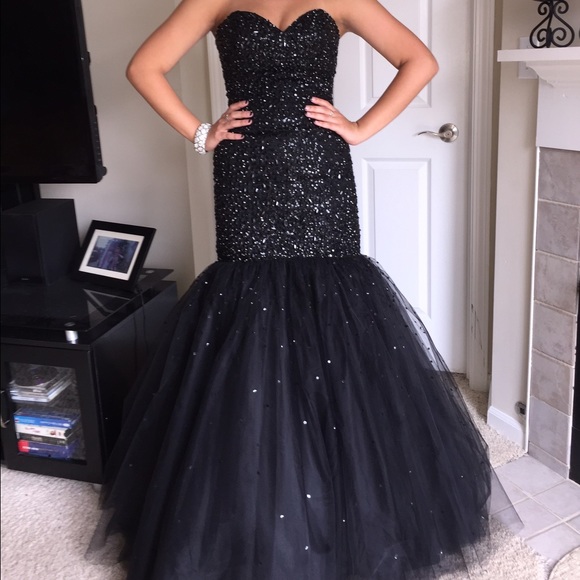 Black mermaid cut formal dress