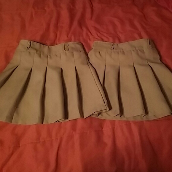 Set of 2 Kakhi uniforms skorts size 7. Izod brand
