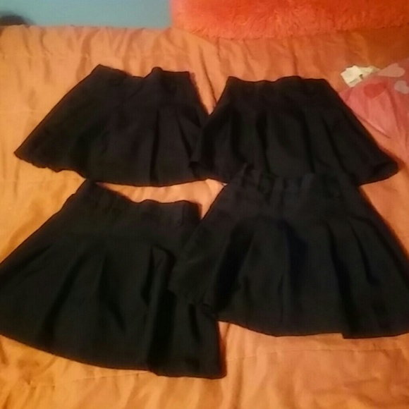 Set of 4 Navy Izod Skorts. Size 8