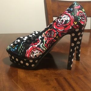 Day of the dead sugar skull pumps.