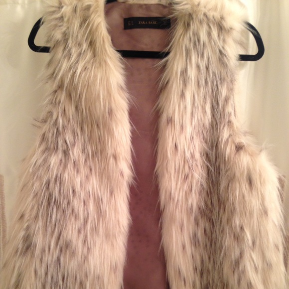 Zara Jackets & Blazers - Faux fur vest