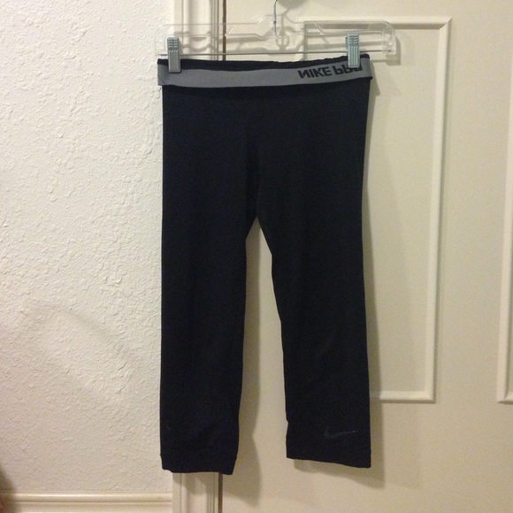 WELL WORN Black Nike Pro Capris Leggings