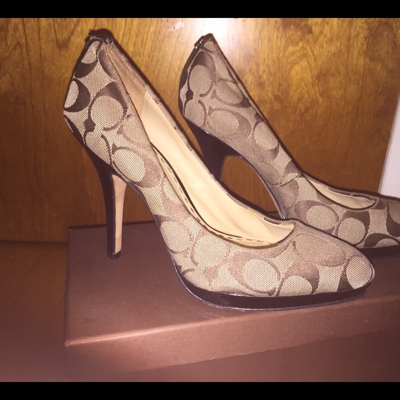 COACH Pumps