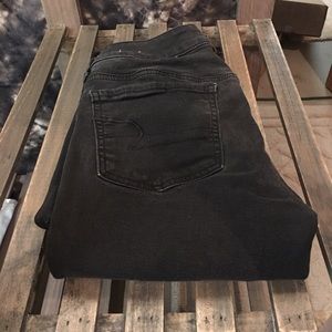 AMERICAN EAGLE size 4 short black jeans