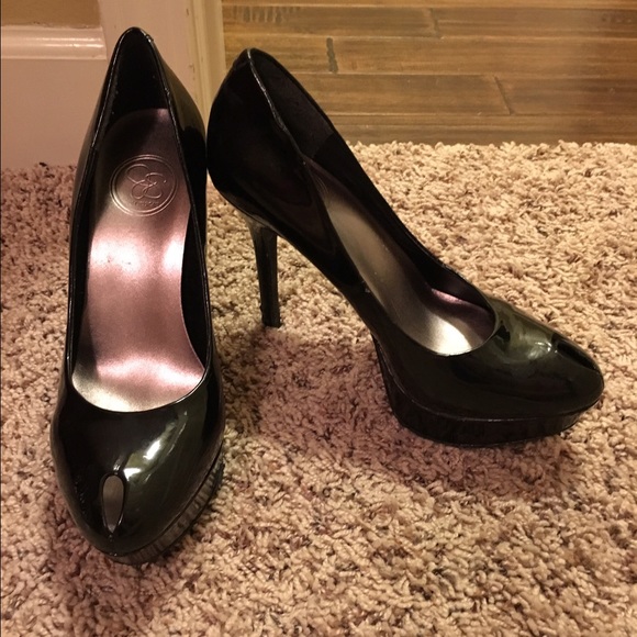 Black pumps