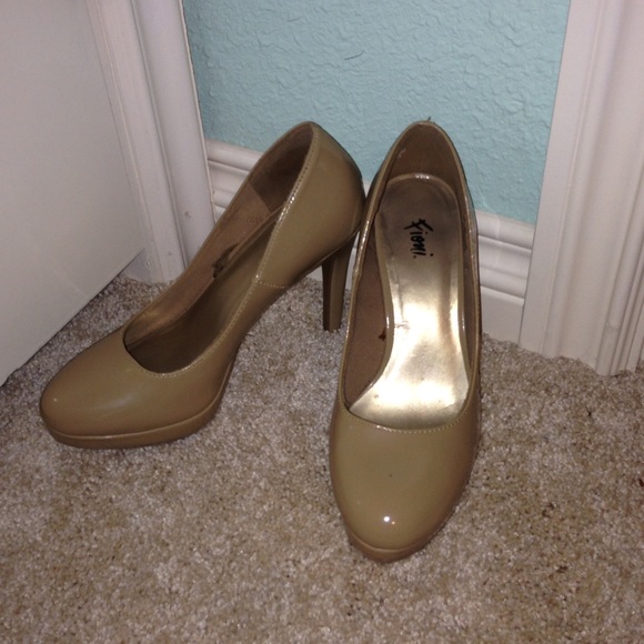 Nude / Tan Heels