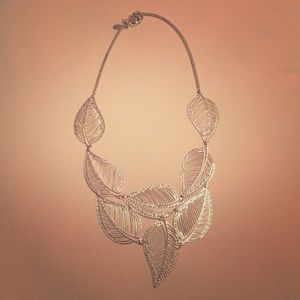 Leaf design necklace
