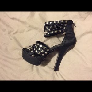 High heel sandals with studs