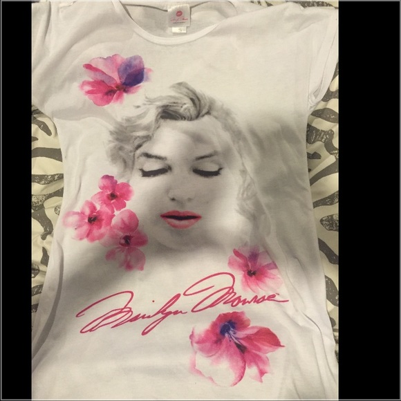 Beautiful Marilyn Monroe Night Shirt-Small