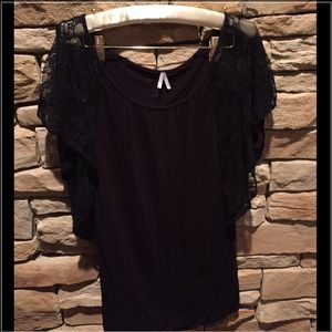 BLACK LACE SLEEVE TOP