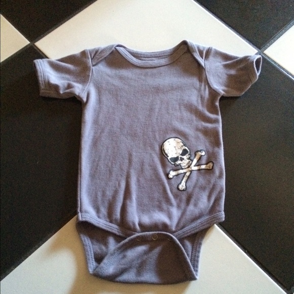 ☠ Baby Rebellion Gray Skull Onesie 12-18 months