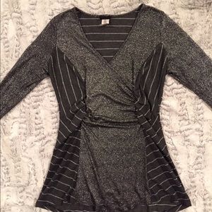 BUCKLE SHIMMER STRIPE TOP