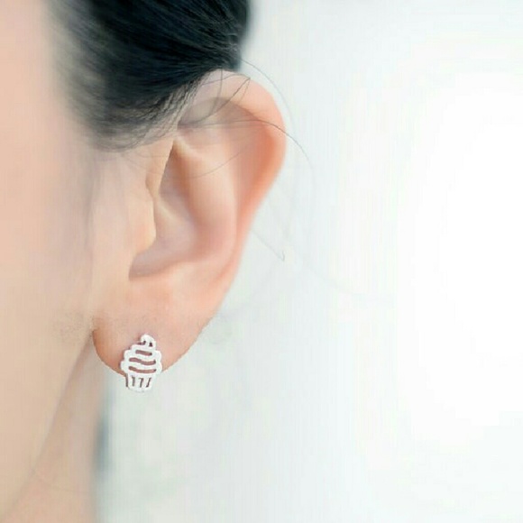 ❤️4 for $20 Sale❤️silver plated cupcake earrings - Picture 2 of 2
