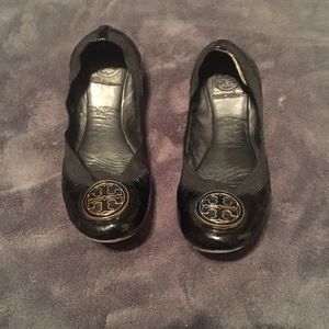 Tory Burch Carolina flat in black.