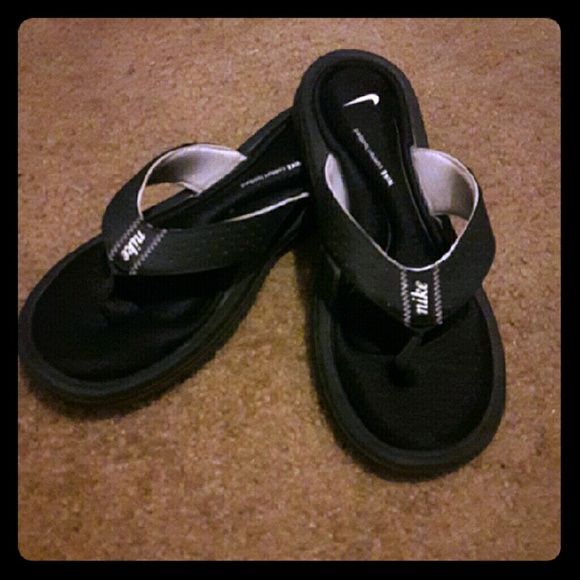 nike squishy flip flops