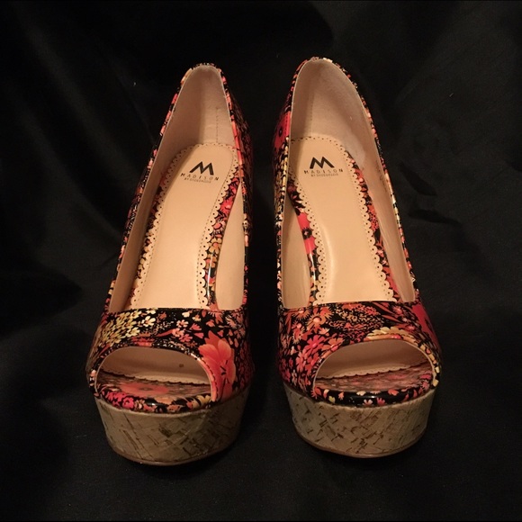 Maddison by Shoe Dazzle wedges size 9