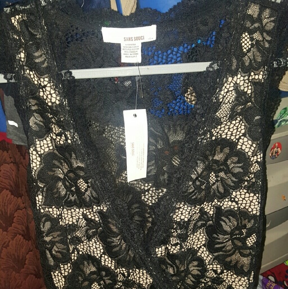 Exposed back.
Deep V-neck.
Sleeveless. - Picture 2 of 4
