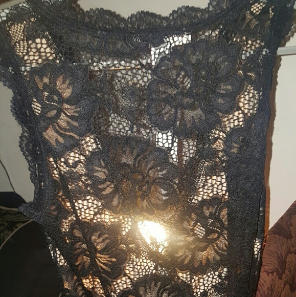 Exposed back.
Deep V-neck.
Sleeveless. - Picture 3 of 4