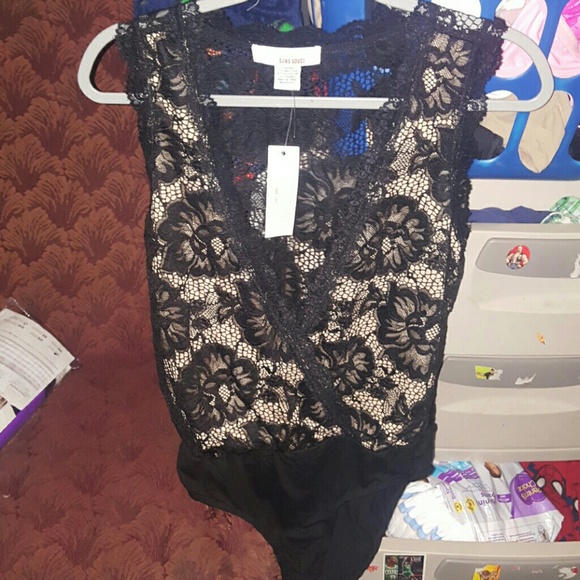 Exposed back.
Deep V-neck.
Sleeveless. - Picture 4 of 4