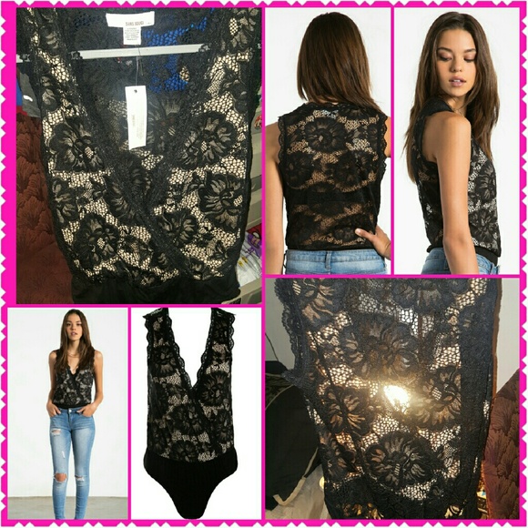 Exposed back.
Deep V-neck.
Sleeveless.