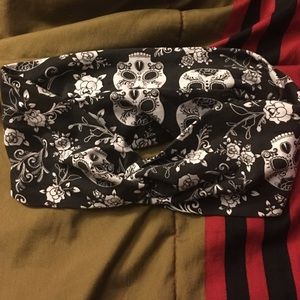 Pin up stretchy skull head band