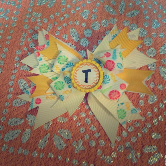 ❤️Custom Bow with "T" in Center, NWOT❤️