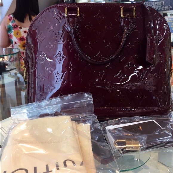 authentic Louis Vuitton Alma vernis amarante - Picture 2 of 4