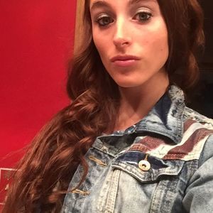 Meet your Posher, Kayla