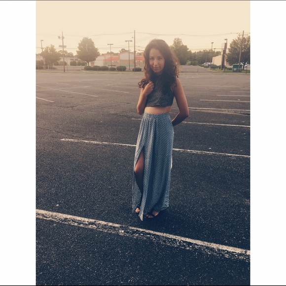 Brandy Melville Floral Halter Crop Top - Picture 2 of 3