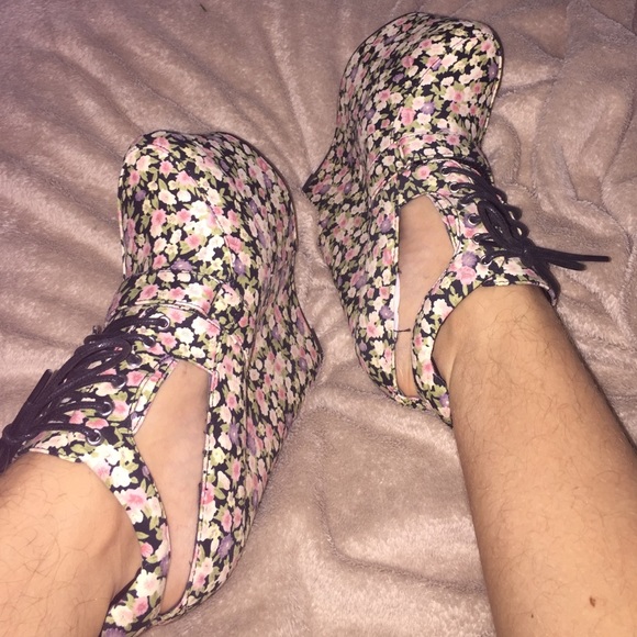 Floral pattern heeled platforms NWOT