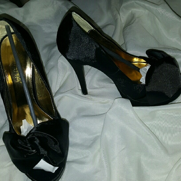 🔷️Gorgeous Unique Black Satin, Bow Tie Heels🔷️ - Picture 2 of 4