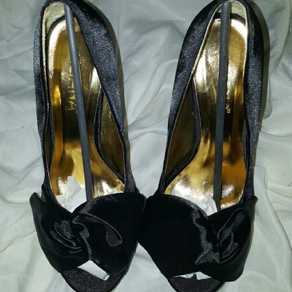 🔷️Gorgeous Unique Black Satin, Bow Tie Heels🔷️ - Picture 3 of 4