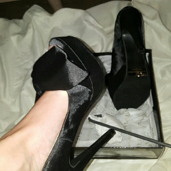 🔷️Gorgeous Unique Black Satin, Bow Tie Heels🔷️ - Picture 4 of 4