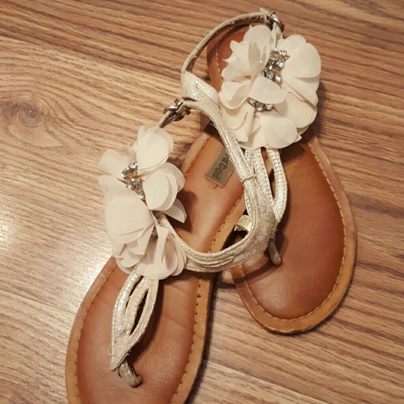 BUCKLE Flower detail thong Sandal