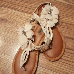 BUCKLE Flower detail thong Sandal