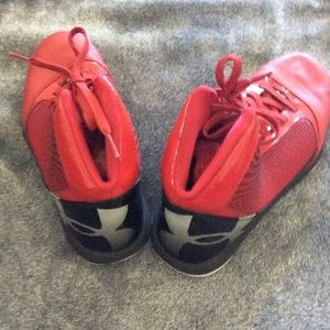 Boys size 7 under armour basketball shoes size 7