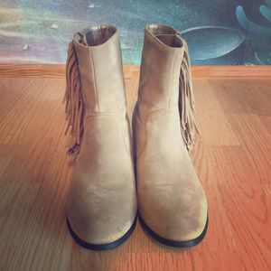 Totally cute tan ankle boot! 🙈👢