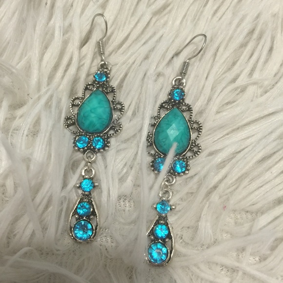Boutique Jewelry - ❗️New❗️Silver Turquoise 2.5" Fashion Earrings