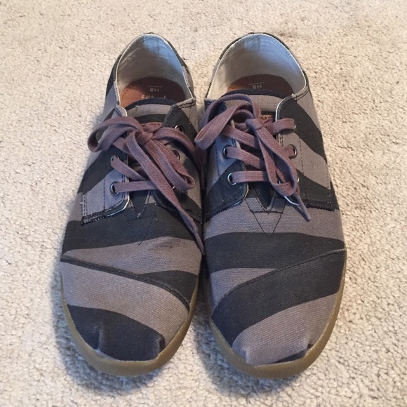 TOMS Shoes - Lace up Toms