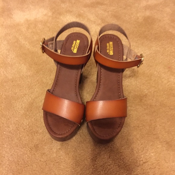 SOLD Cute brown wedges - Picture 2 of 3