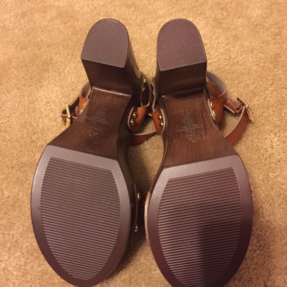 SOLD Cute brown wedges - Picture 3 of 3