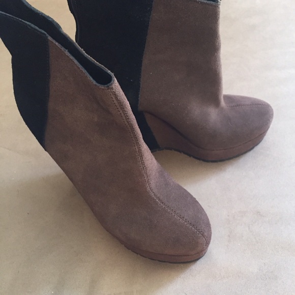 KELSI DAGGER Wedge booties. 8. Brown black suede