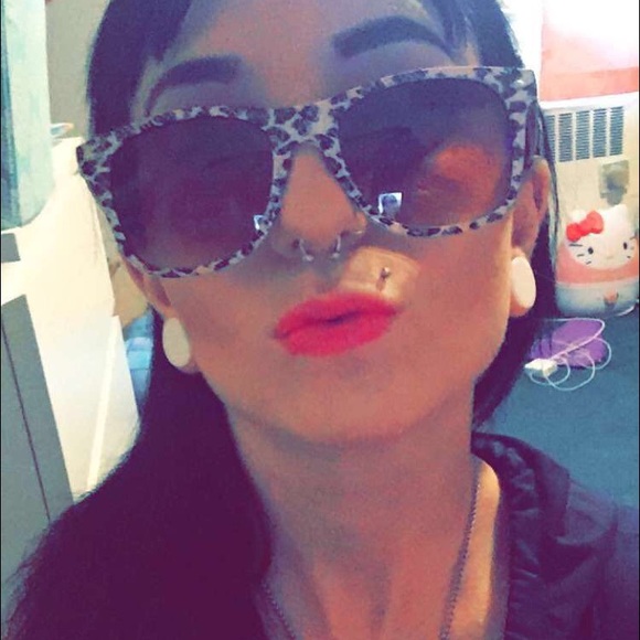 Meet your Posher, Dawnie - Picture 2 of 4