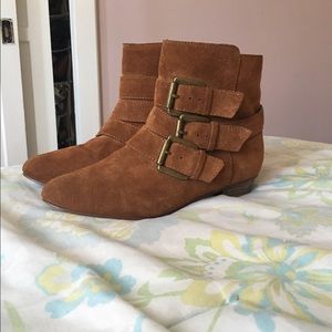 Cute suede booties, perfect for this fall!